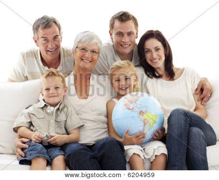 große Familie auf Sofa halten einen terrestrischen globe