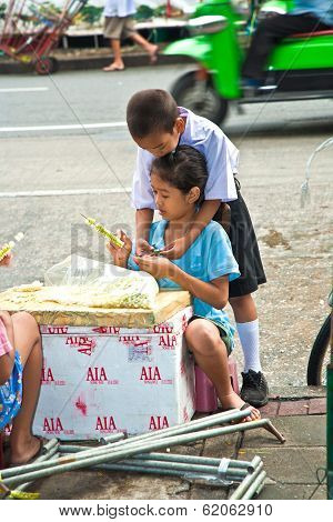 Children Are  Binding Flowers Before School Starts