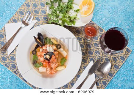 Seafood suppe med rejer og muslinger på blå udsmykkede dug