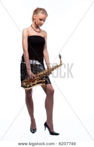 blondýnka s saxofon snění se skloněnou hlavou