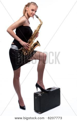 šťastná mladá sexy blondýna hrál saxofon s úsměvem