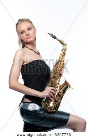 atraktivní Mladá blondýnka s pohledu saxofon