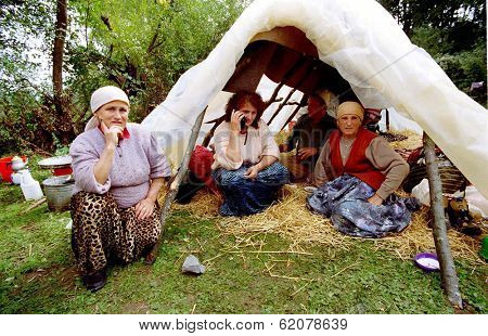 PAGARUSHA, KOSOVO, YUGOSLAVIA, 10 OCTOBER 1998 - unidentified Refugee families share a makeshift kitchen in a farm field in south-central Kosovo. Serbian forces continue to attack Kosovo, despite NATO air-strikes