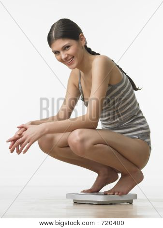 スケールの笑みを浮かべて女性