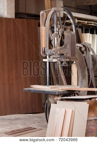 Old bandsaw cutting wood in wrorkshop