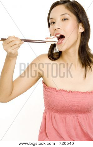 Dívka jíst Sushi