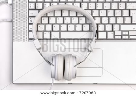 Hvid Headfones på sølv Laptop.