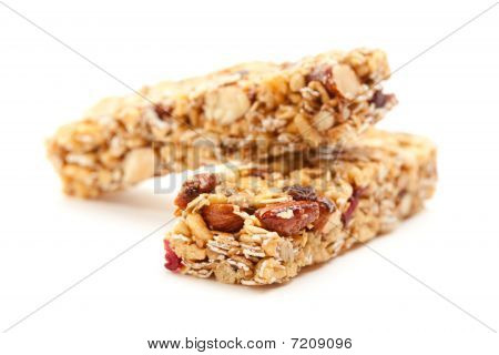 Duas barras de Granola, isolado no branco