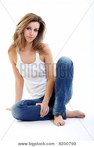 bruneta žena sedí na podlaze