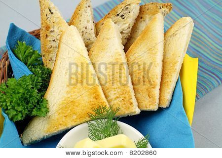 Skiver af ristet brød