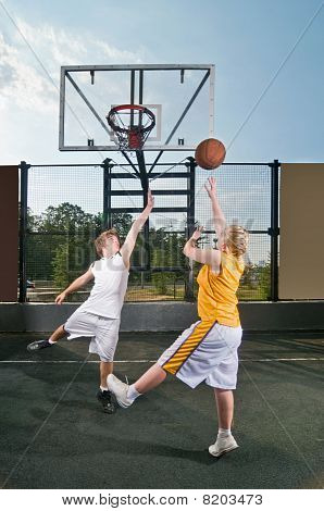 Adolescentes jogando Streetball