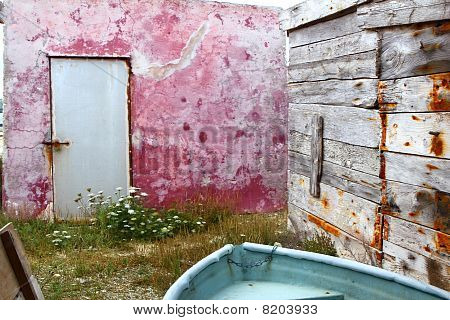 Grunge rote Mauer im Alter von verwitterte Holz-Boot
