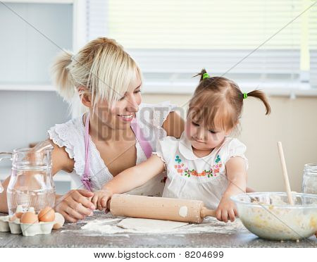 Simper anya és gyermeke sütés cookie-kat