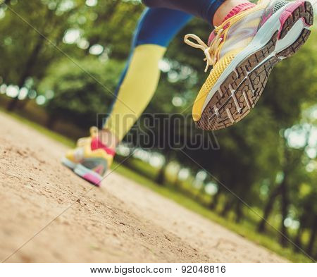 Runner running outdoors wearing sport leggings 