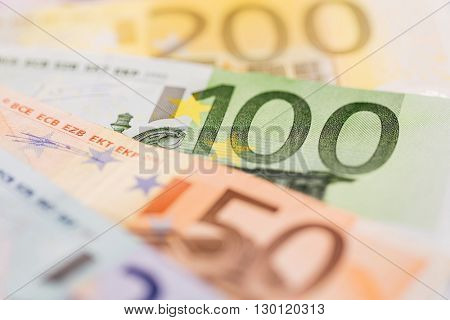 many different euro bills