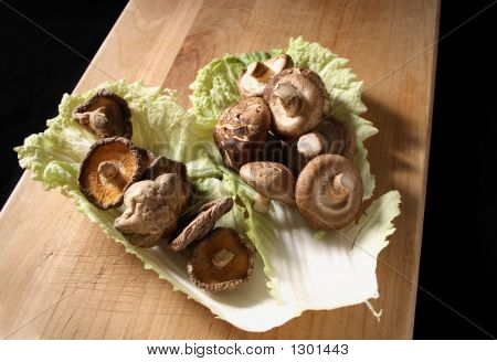 Gedroogde en verse Shiitake champignons