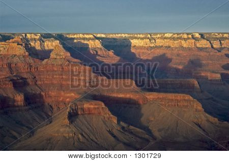 Coucher du soleil de montagne dans le Grand Canyon