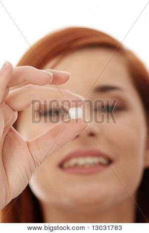 Jovem feliz com pílula, isolada