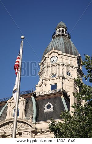 Amerikaanse gerechtsgebouw en vlag