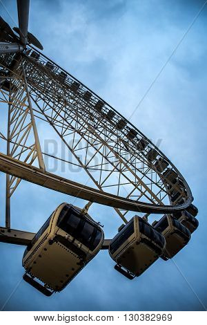 A big ferris whell on a grey sky