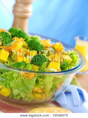 Parsakaali-Mango-porkkana-salaatti