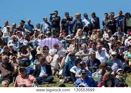 Crowds Watch Reenactment Of The Roupel Fort Battle