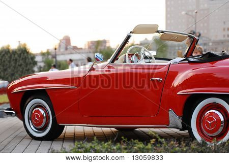 Rossi Mercedes-benz 190 Sl su esposizione parcheggio