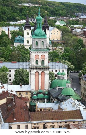 Башня Корнякта и зеленые купола Успенской церкви