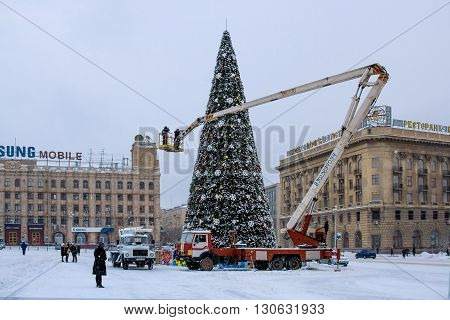 Volgograd, Russia - December 13 2009: Installation of the main city Christmas tree on on the Ploshhad' Pavshih Borcov (the Square of the Fallen Fighters) in Volgograd