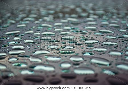 Gocce d'acqua sul vetro.