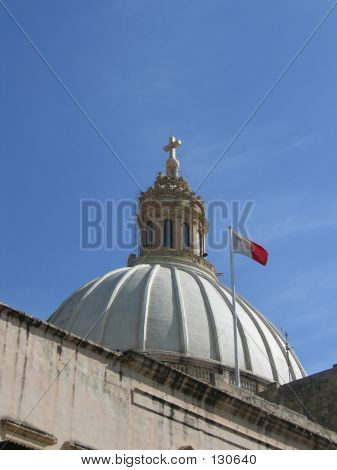 Dome kirkko Maltan lipun edessä