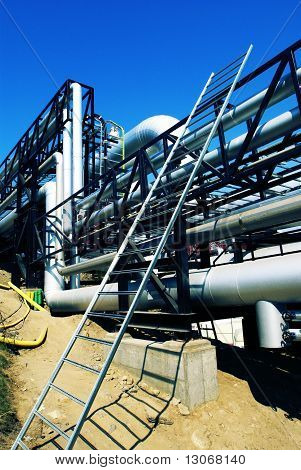 Industriezone, Stahl Rohrleitungen und Ventile gegen blauen Himmel