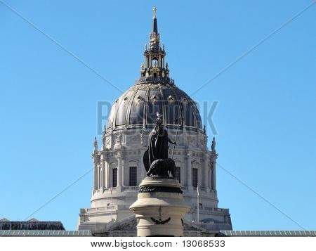 Gabbiano occidentale si siede sul Top statua davanti alla City Hall Building