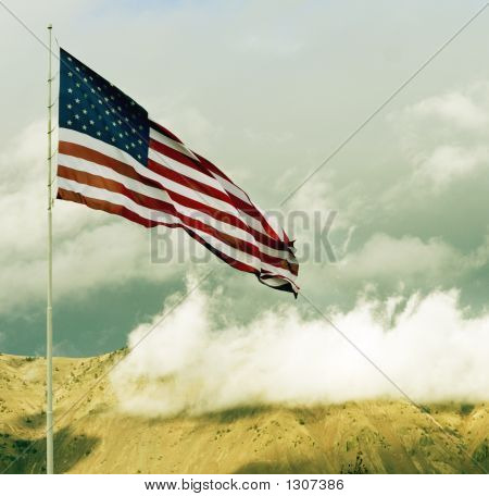 Amerikai zászló repült át a felhők domb tetején