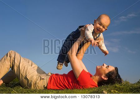 Bambino e sua madre si divertono all'aperto insieme e sorridono molto. Ci sono bello dopo