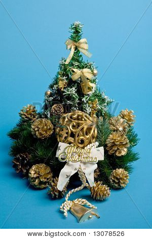 Decoración de Navidad sobre fondo azul.