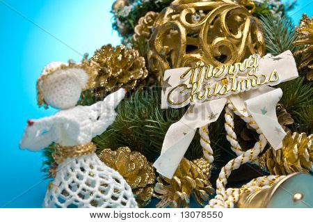 Decoración de Navidad sobre fondo azul.