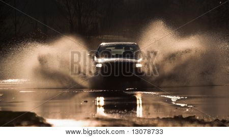 Autofahren ist durch einen Wasserlauf von high-Speed.