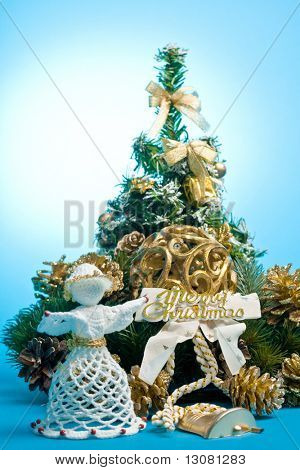 Decoración de Navidad sobre fondo azul.