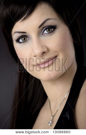 Closeup protrait af en smuk ung kvinde i kjole og makeup.
