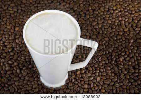 Taza de café con crema y frijoles