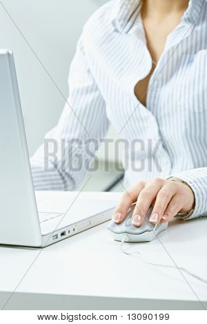 Closeup of female dita e le unghie sul mouse del computer.