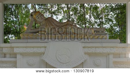 reclining buddha statue in mendut buddhist monastery