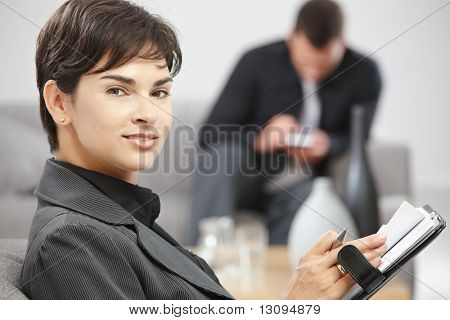 在注意到写入个人主办单位办公室坐在软的年轻商人。