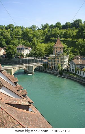 Middelalderlige huse langs bredden af floden Aare i Bern