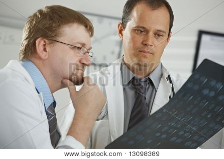 V ordinaci - středního věku mužského lékaři mají konzultace nad tomograf prohledávání počítače.