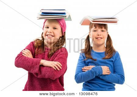 カメラ目線の女子生徒笑みを浮かべて、頭の上にブックを分散腕組み。