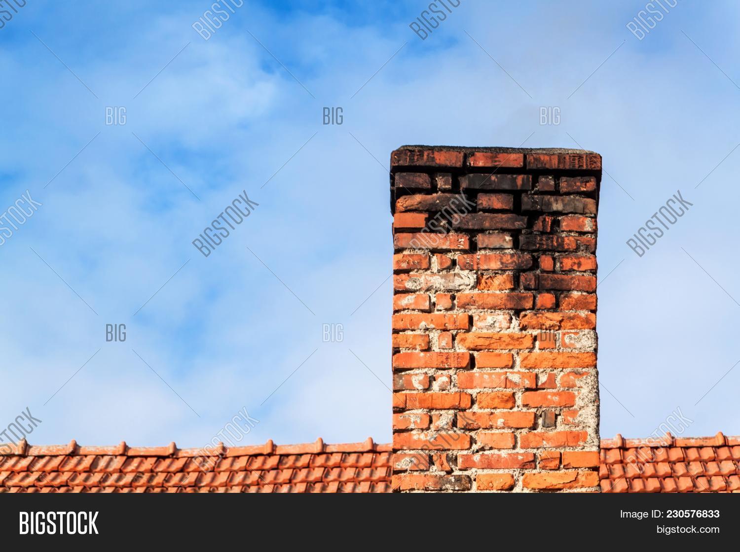 Ветер забирается в пустые комнаты и печные воющие трубы. Старинные кирпичные трубы. Ветер забирался в пустые комнаты. Старинные кирпичные трубы. Old house with chimney.