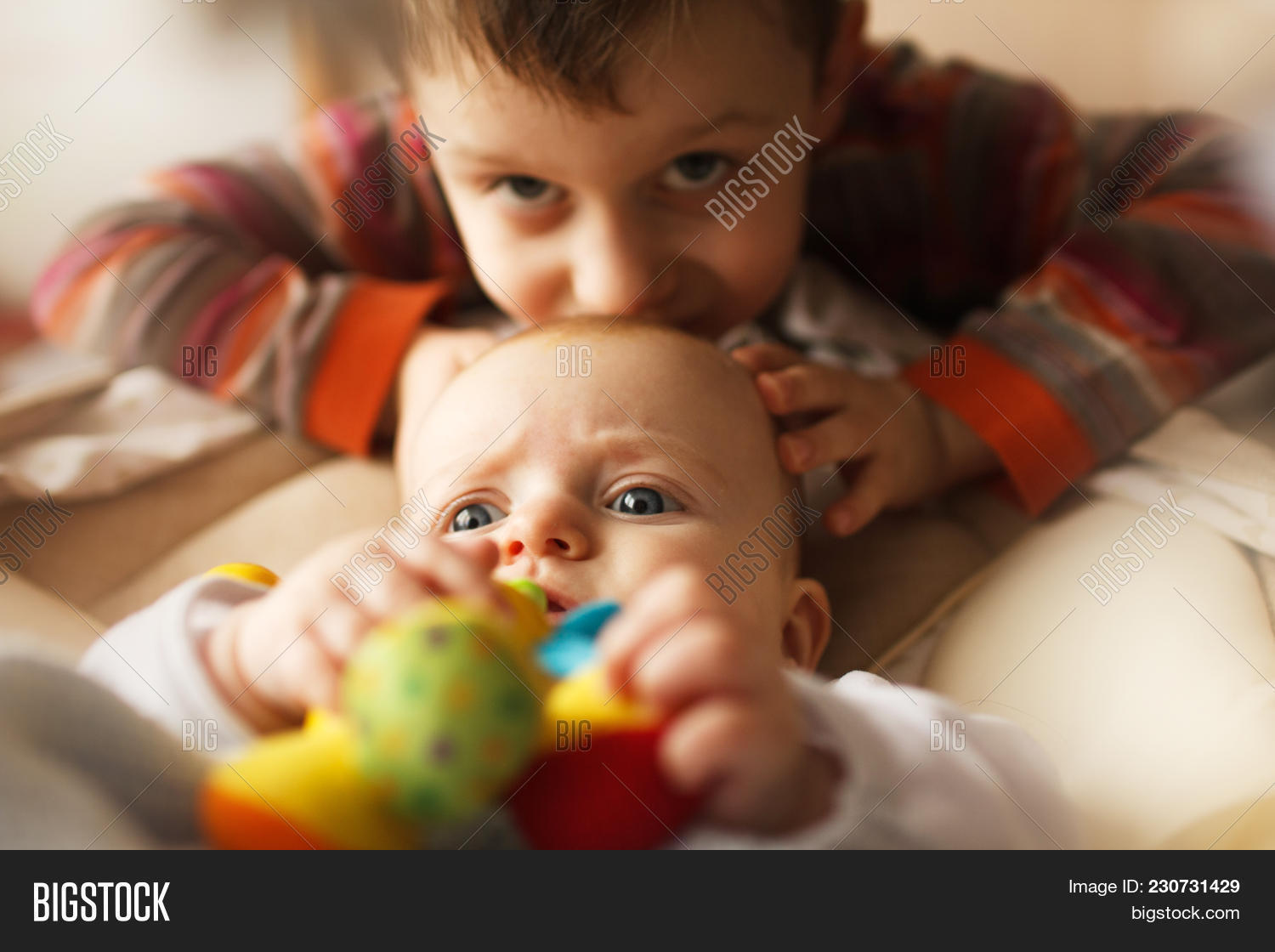 Старшая сестра и младший брат. Маленькие брат и сестра обнимаются. Фотосессия дисней для брата и сестры. His little sister. Sister but.