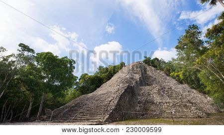 Mayan Pyramid Of Kukulcan El Castillo In Chichen Itza, Mexico